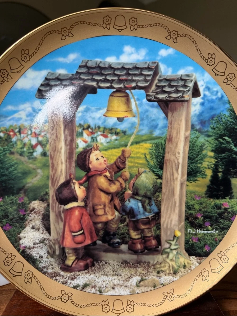 M.J. Hummel Let’s Tell the World Collector Plate w Stand 10.5”